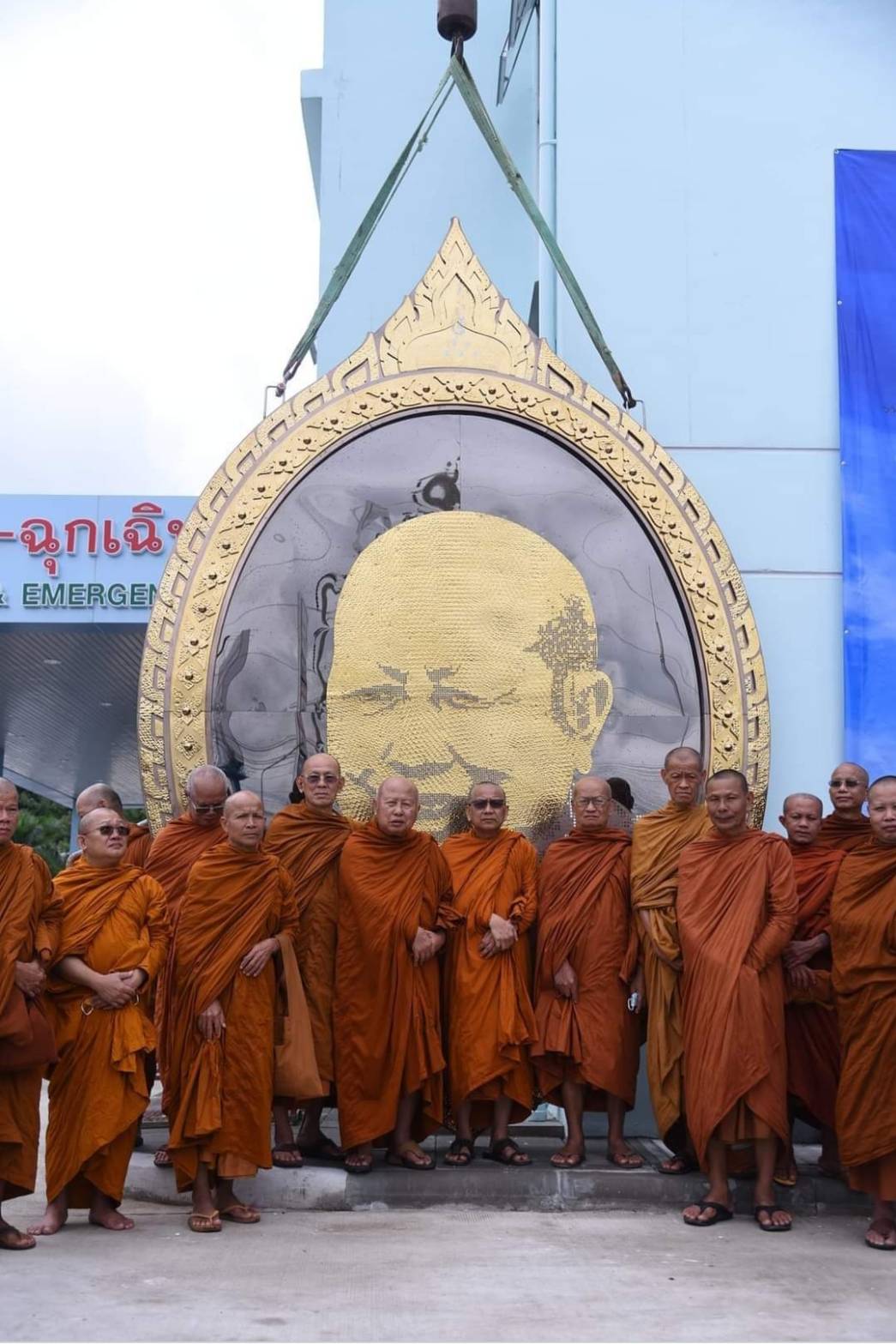 “ขจรศักดิ์ จิรรัตน์จรัสธร ผู้บริหารฐาปนินทร์” สร้างเหรียญรูปเหมือน “หลวงปู่บุญทัน ฐิตสีโล” ติดตั้งภายนอกอาคาร รพ.บึงสามพัน