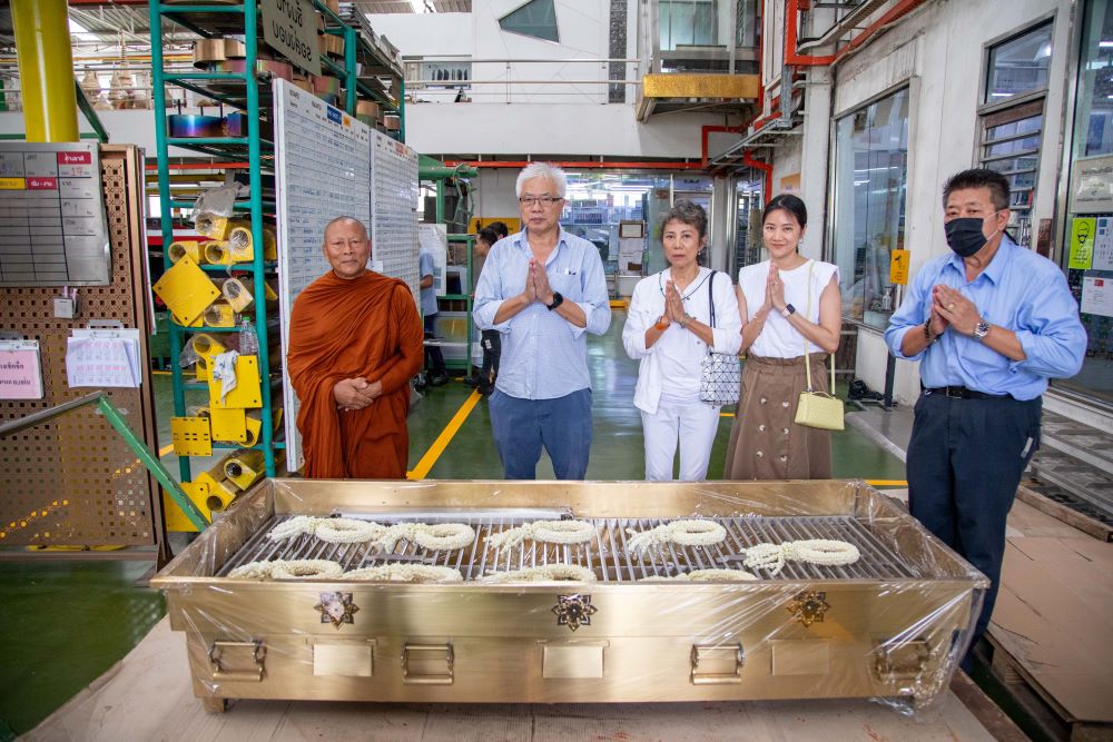 “บจก.ฐาปนินทร์ พร้อมด้วยญาติธรรมผู้ใจบุญ” ร่วมสมทบทุนสร้างถาดรองอัฐิ