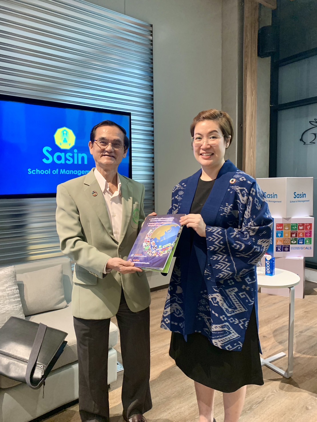 มอบหนังสือครบรอบ 43 ปี สมาพันธ์นักหนังสือพิมพ์แห่งประเทศไทย ฉลองเปลี่ยนชื่อใหม่