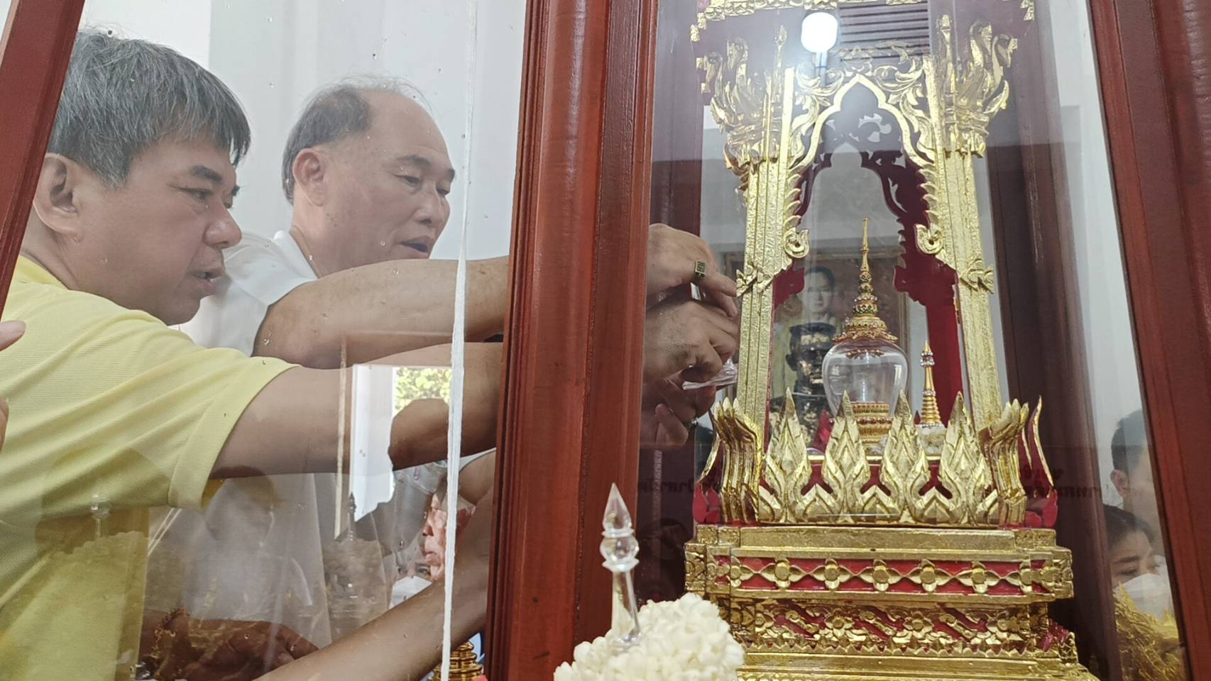 ประชาชนทั่วสารทิศ ทำบุญอันยิ่งใหญ่ อัญเชิญ พระบรมสารีริกธาตุ ขึ้นสู่มณฑลพิธี พร้อมทอดผ้าป่าสามัคคี