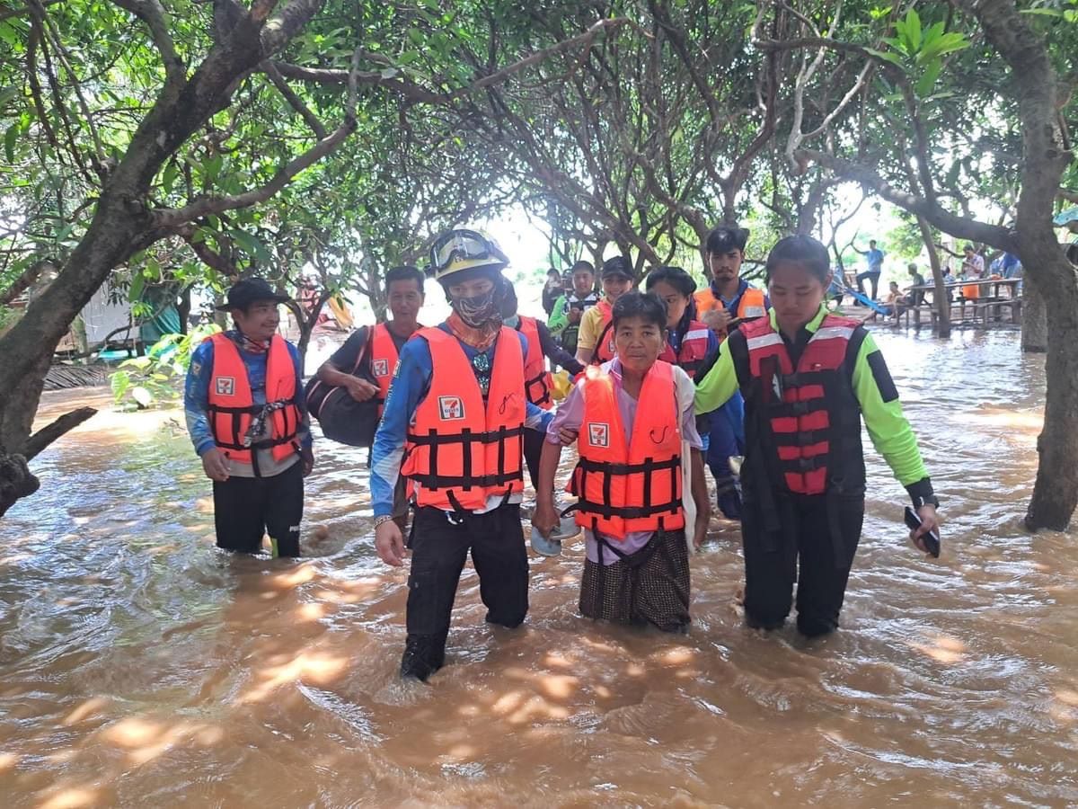กู้ภัยเซเว่นฯ ร่วมกับภาคีเครือข่าย นำทีมแพทย์ตรวจเยี่ยมผู้ป่วย และสนับสนุนการอพยพชาวบ้านเร่งด่วน