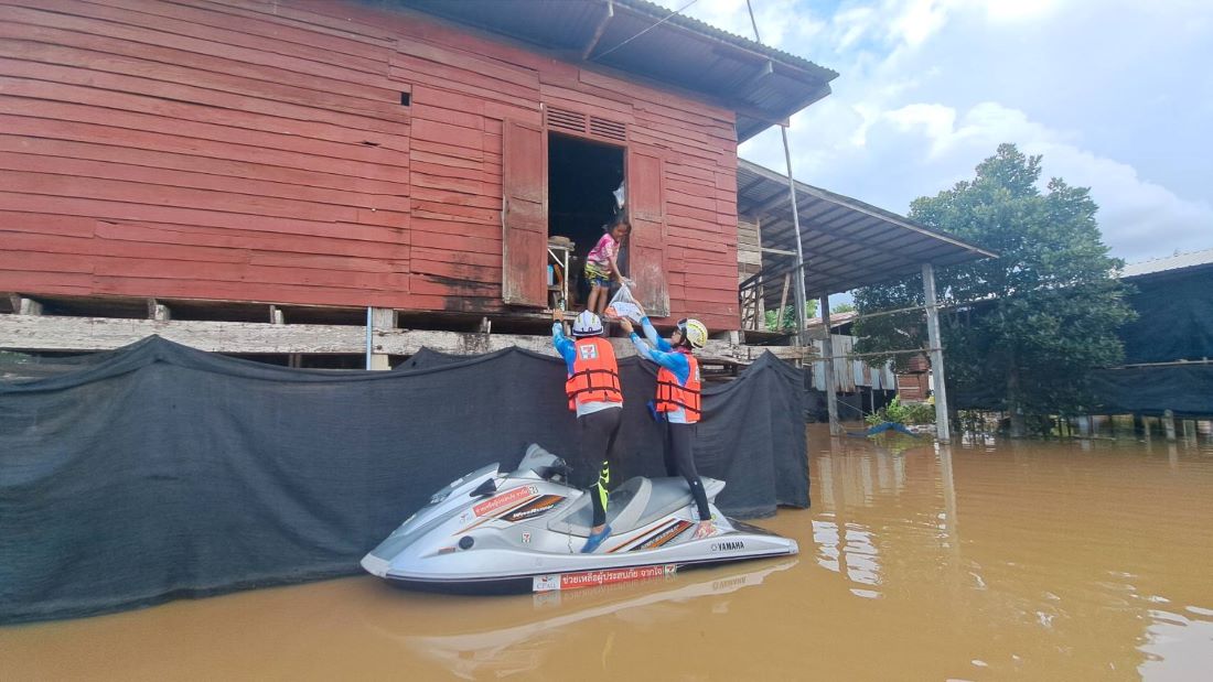 กู้ภัยเซเว่นฯ นำทีมเจ็ทสกีส่งมอบถุงยังชีพแก่ผู้ประสบภัย อ.ศรีสำโรง จ. สุโขทัย