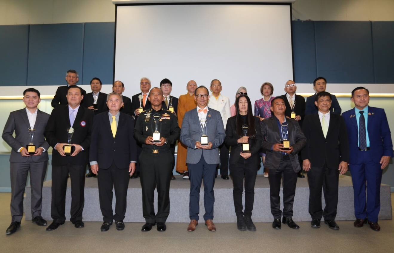 รางวัลของบุลคลที่ทำความดี เสียสละเพื่อส่วนรวมและประเทศชาติ รางวัล “ผู้ปิดทองหลังพระ”