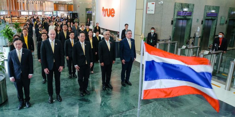 ทรู คอร์ปอเรชั่น จัดกิจกรรมเคารพธงชาติและร้องเพลงชาติ เนื่องในวันพระราชทานธงชาติไทย