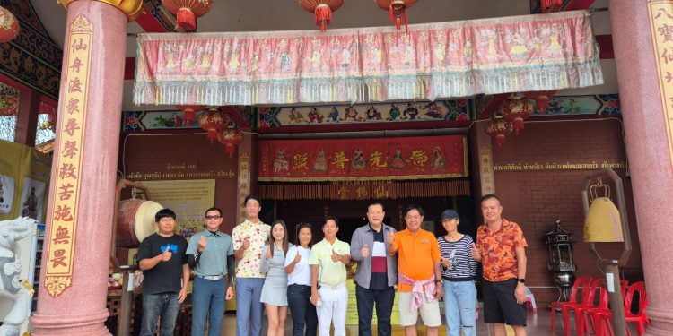 “นายกอนันต์” นำคณะกลุ่มเพื่อนๆ เข้ากราบขอพรสิ่งศักดิ์สิทธิ์ ที่อุทยานวิหารเซียน-ปากช่อง