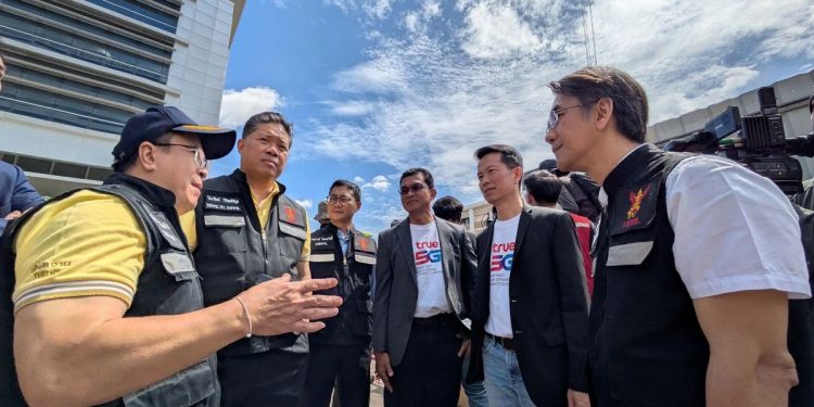 ทรู คอร์ปอเรชั่น ร่วมกับ กสทช. ลงพื้นที่ถนนทรุดหน้าวชิรพยาบาล