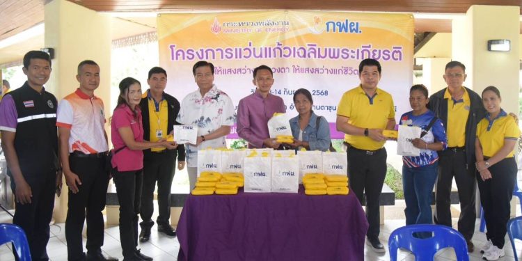 “กำธร วังอุดม” นายกสมาคมชาวสุราษฏร์ แจกแว่นตาประชาชน ในโครงการ​ “แว่นแก้ว”