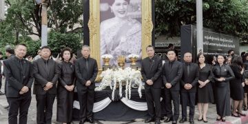 คณะผู้บริหาร เอ็ม บี เค ร่วมเฝ้าฯ รับเสด็จในหลวง พระราชินี และพระบรมวงศานุวงศ์ เชิญพระบรมศพสมเด็จพระพันปีหลวง