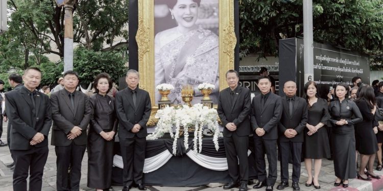 คณะผู้บริหาร เอ็ม บี เค ร่วมเฝ้าฯ รับเสด็จในหลวง พระราชินี และพระบรมวงศานุวงศ์ เชิญพระบรมศพสมเด็จพระพันปีหลวง