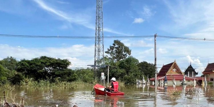 ทรู คอร์ปอเรชั่น ลุยน้ำท่วมดูแลสถานีฐานสิงห์บุรีหลังพนังกั้นน้ำพัง รับมือน้ำทะลัก