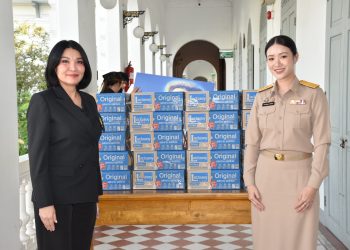 คณะส่งเสริมข้าราชการตำรวจไทยดีเด่น ร่วมกับ กลุ่มบ้านสีขาว ส่งมอบนม 7,000 กล่อง ช่วยเหลือผู้ประสบอุทกภัยอำเภอหาดใหญ่