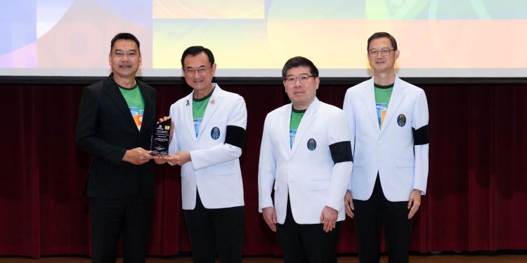 เอไอเอ รับโล่เกียรติคุณในฐานะผู้ให้การสนับสนุนโครงการ เดิน วิ่ง ปั่น ป้องกันอัมพาต ครั้งที่ 11