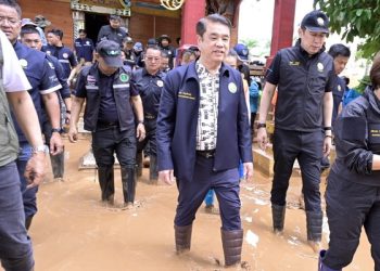 “สุริยะ” แสดงความห่วงใยชาวสวนยาง “น่าน” เร่งรัดให้สำรวจความเสียหายเมื่อสถานการณ์คลี่คลาย “วีริศ” สั่ง 3 มาตรการด่วน ช่วยชาวสวนยาง “น่าน” หลังประสบภัยพิบัติพร้อมเกาะติดสถานการณ์รายวัน เล็งจ่ายเงินสวัสดิการช่วยเหลือรายละ 3,000 บาท