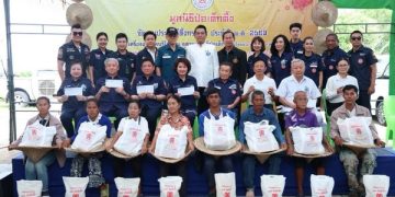 มูลนิธิป่อเต็กตึ๊ง ยกทัพเพิ่มชุดเครื่องอุปโภคบริโภคและค่าพาหนะ แจกจ่ายแก่ผู้ยากไร้ รวม 6,000 ชุด เนื่องในประเพณีทิ้งกระจาด (ซิโกว) ประจำปี พ.ศ. 2569 สอดรับกับปริมาณผู้ที่มารอรับและค่าครองชีพในปัจจุบันที่เพิ่มขึ้น ณ บริเวณสุสานมูลนิธิป่อเต็กตึ๊ง อำเภอบ้านแพ้ว จังหวัดสมุทรสาคร