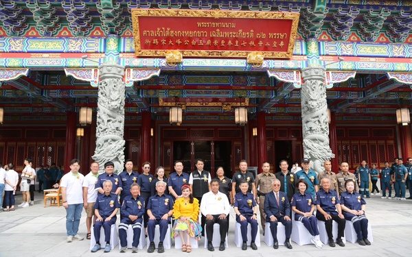 ครั้งแรกในประวัติศาสตร์กว่าร้อยปี ! มูลนิธิป่อเต็กตึ๊ง จัดงานประเพณีทิ้งกระจาด ประจำปี 2569 ณ ศาลเจ้าไต้ฮงกงหยกขาวฯ พุทธสถานศักดิ์สิทธิ์บนผืนแผ่นดินประวัติศาสตร์กว่า 120 ปี (สุสานวัดดอน) ปล่อยคาราวานทัพเครื่องอุปโภคบริโภค 3,000 ชุด ลงพื้นที่แจกจ่ายให้แก่ผู้ยากไร้ในพื้นที่ 6 เขตกรุงเทพฯ โดยมี รศ. ดร.ชัชชาติ สิทธิพันธุ์ ผู้ว่าฯ กทม. เป็นประธานในพิธี